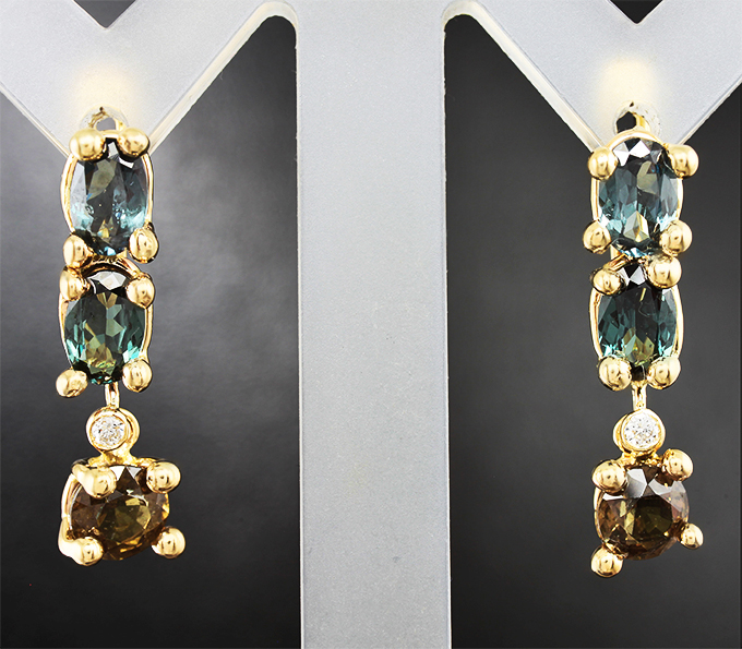 Золотые серьги с гранатами со сменой цвета 3,77 карат и бриллиантами