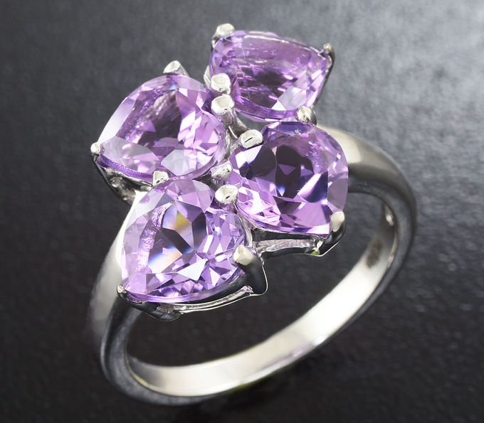 Изящное серебряное кольцо с аметистами