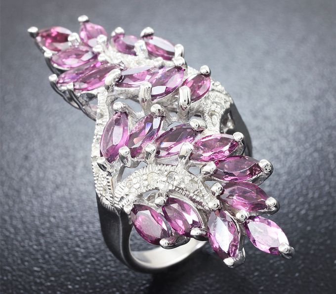 Эффектное серебряное кольцо с родолитами