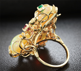 Золотое кольцо с кристаллическими эфиопскими опалами 14,1 карат, изумрудами, рубинами и сапфирами Золото