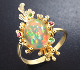 Золотое кольцо с кристаллическим эфиопским опалом 3,31 карат, рубинами и цаворитами Золото