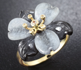 Золотое кольцо c резным цветком из оникса и кварца 9,4 карат и лейкосапфирами Золото