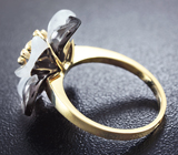 Золотое кольцо c резным цветком из оникса и кварца 9,4 карат и лейкосапфирами Золото