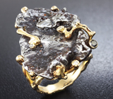 Массивное золотое кольцо c осколком метеорита Кампо-дель-Сьело 57,08 карат, бесцветными и черными бриллиантами Золото