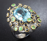 Серебряное кольцо с голубыми топазами, синими сапфирами и цаворитами Серебро 925