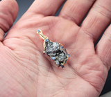Двусторонний золотой кулон c осколком метеорита Кампо-дель-Сьело 51,04 карат, яркими синими сапфирами и рубинами Золото
