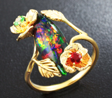 Золотое кольцо с топовым черным опалом 2,56 карат, цаворитом и рубином Золото