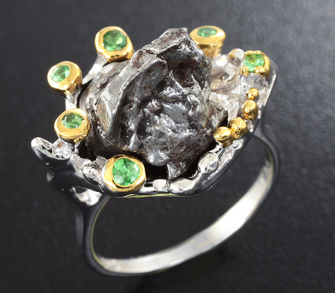 Серебряное кольцо с осколком метеорита Кампо-дель-Сьело и цаворитами