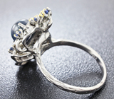 Серебряное кольцо cо звездчатым сапфиром и цаворитами Серебро 925