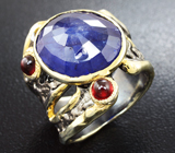 Серебряное кольцо с синим сапфиром 9,84 карат и мозамбикскими гранатами Серебро 925