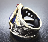 Серебряное кольцо с синим сапфиром 9,84 карат и мозамбикскими гранатами Серебро 925