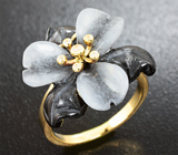 Золотое кольцо с резным цветком из оникса и кварца 9,21 карат и лейкосапфирами Золото