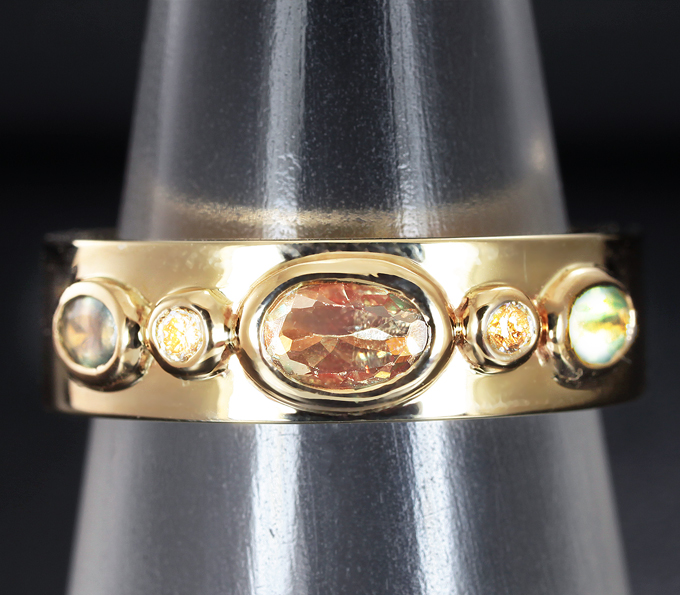 Золотое кольцо с александритами массой 0,64 карат и бриллиантами Золото