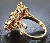 Золотое кольцо с кабошоном рубина 16,45 карат, лейкосапфирами и ограненными рубинам Золото