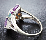 Прелестное серебряное кольцо с жемчужиной, аметистами, изумрудами и голубыми топазами Серебро 925