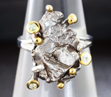 Серебряное кольцо с осколком метеорита Кампо-дель-Сьело и зелеными сапфирами Серебро 925