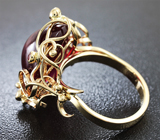 Золотое кольцо с кабошоном рубина 19,85 карат, лейкосапфирами и ограненными рубинами ЗАКАЗ Золото