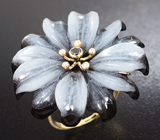 Золотое кольцо с резным цветком из оникса и кварца 24,71 карат, черным и бесцветными бриллиантами Золото
