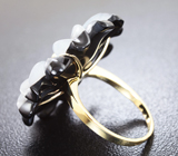 Золотое кольцо с резным цветком из оникса и кварца 24,71 карат, черным и бесцветными бриллиантами Золото