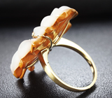 Золотое кольцо с резным цветком из агата и сапфирами Золото