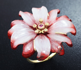 Золотое кольцо с резным цветком из агата, рубином и сапфирами Золото