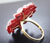 Золотое кольцо с резным цветком из агата, рубином и сапфирами Золото
