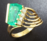 Золотое кольцо с ярким уральским изумрудом авторской огранки 2,61 карат и бриллиантами высоких характеристик Золото