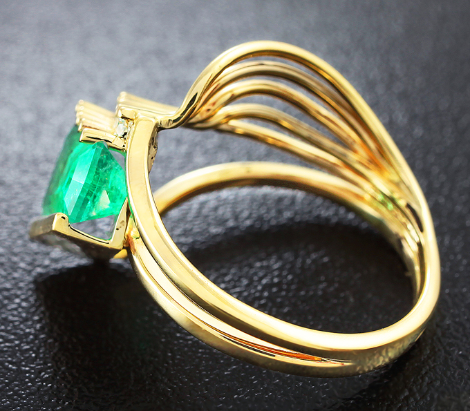 Золотое кольцо с ярким уральским изумрудом авторской огранки 2,61 карат и бриллиантами высоких характеристик Золото
