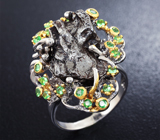 Серебряное кольцо с осколком метеорита Кампо-дель-Сьело и цаворитами Серебро 925