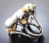 Серебряное кольцо с жемчугом барокко, сапфирами и цаворитами Серебро 925