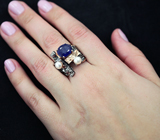 Серебряное кольцо с синим сапфиром, жемчугом и гранатами Серебро 925