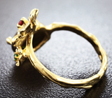 Золотое кольцо с кристаллическим черным опалом 1,52 карат, рубином и цаворитом Золото