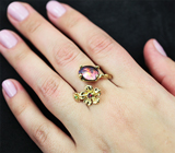 Золотое кольцо с кристаллическим черным опалом 1,52 карат, рубином и цаворитом Золото