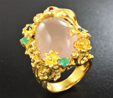 Массивное серебряное кольцо с розовым кварцем, изумрудами, синими сапфирами и рубином