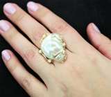 Золотое кольцо с жемчужиной барокко 41,5 карат и лейкосапфирами Золото