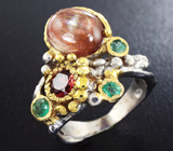 Серебряное кольцо с солнечным камнем, изумрудами и гранатами Серебро 925