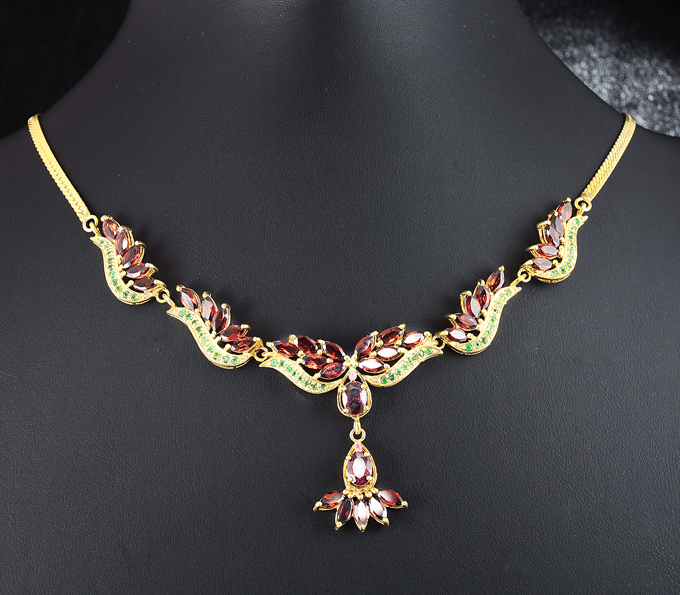 Серебряное колье с родолитами, цаворитами и мозамбикскими гранатами