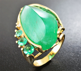 Золотое кольцо с крупным кабошоном уральского изумруда авторской огранки 18,62 карат и бриллиантом Золото