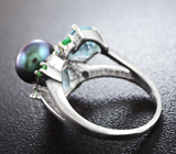 Серебряное кольцо с цветной жемчужиной, голубыми топазами и цаворитами Серебро 925
