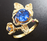 Золотое кольцо с флюоритом со сменой цвета 2,45 карат, синим и розовым сапфирами Золото