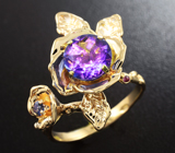 Золотое кольцо с флюоритом со сменой цвета 2,45 карат, синим и розовым сапфирами Золото