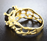 Золотое кольцо с ограненным черным опалом 2,43 карат, цаворитом и сапфиром Золото