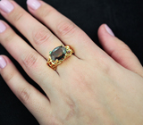 Золотое кольцо с ограненным черным опалом 2,43 карат, цаворитом и сапфиром Золото