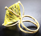 Золотое кольцо с лимонным цитрином авторской огранки 41,55 карт и лейкосапфирам Золото