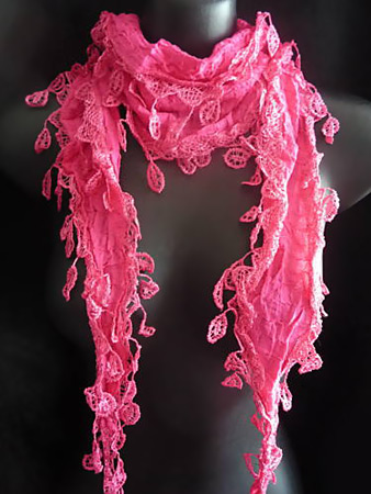 Приз за 1 место — шарф Dolly Birds Pink Scarf