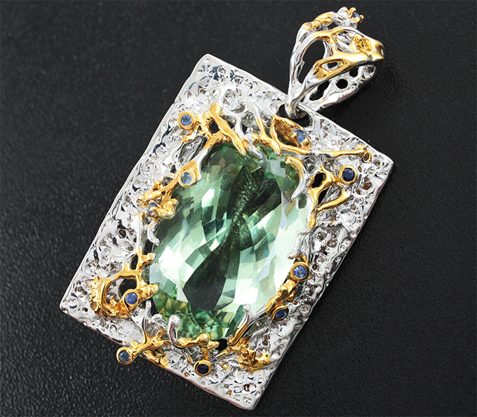 Серебряный кулон с зеленым аметистом и синими сапфирами