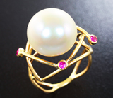 Золотое кольцо с крупной морской жемчужиной 15,95 карат и рубинами бриллиантовой огранки Золото