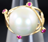Золотое кольцо с крупной морской жемчужиной 15,95 карат и рубинами бриллиантовой огранки Золото