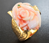 Золотое кольцо с резным кораллом 25,68 карат и цаворитами Золото