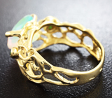 Золотое кольцо с ограненным кристаллическим опалом 2,25 карат и цаворитами Золото